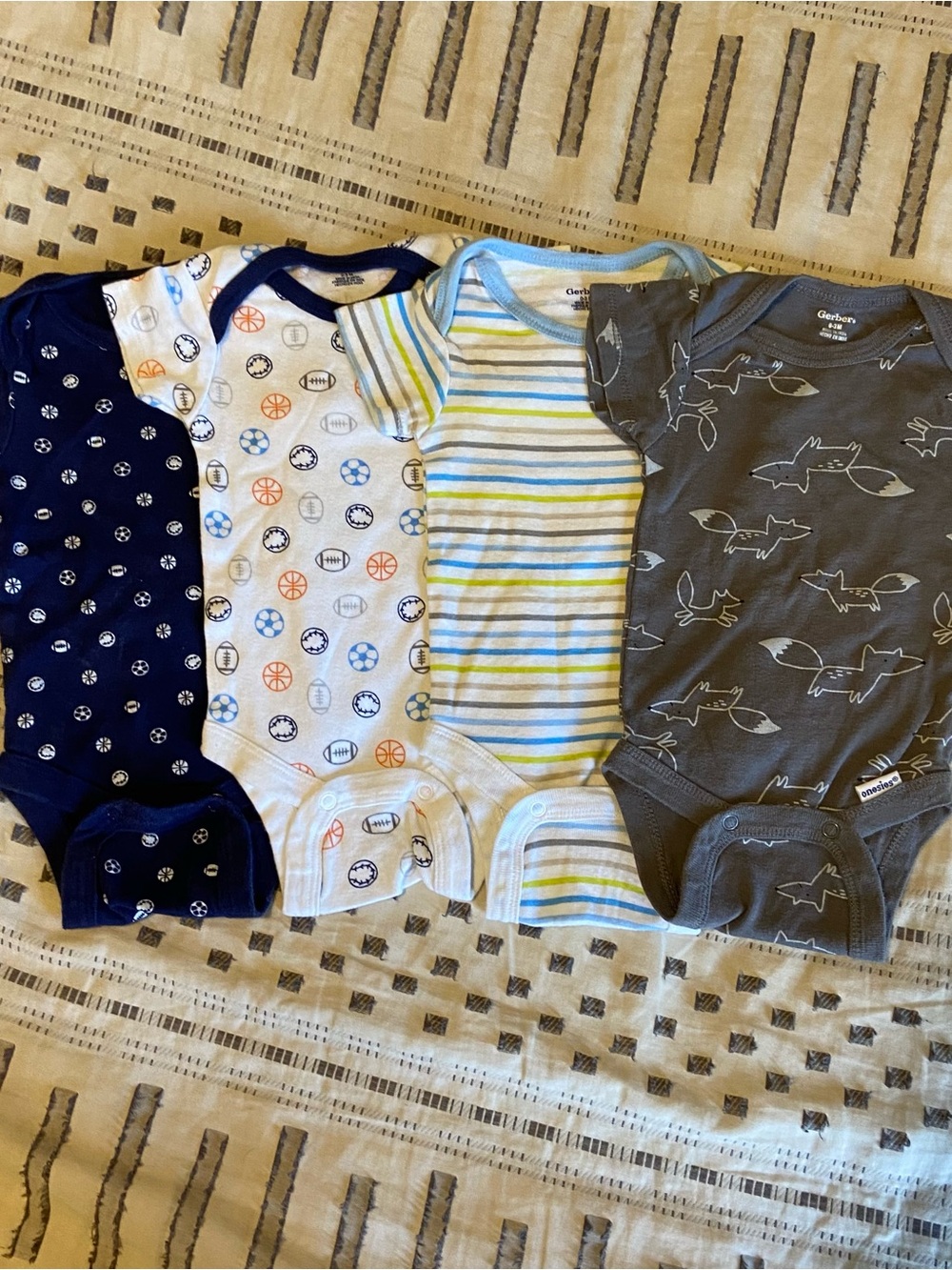 Bundle of 4 Gerber Baby Onesies 0-3 Months